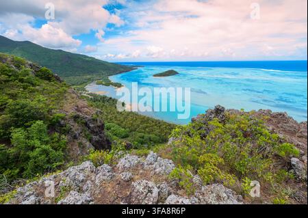 Vista panoramica della laguna e della costa di Le Morne Brabant a Mauritius. Foto Stock
