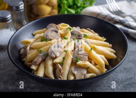 Penne con salsa cremosa ai funghi. Foto Stock
