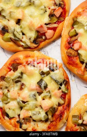 Prima vista di pizze antipasto.. Vista dall'alto. messa a fuoco selettiva Foto Stock