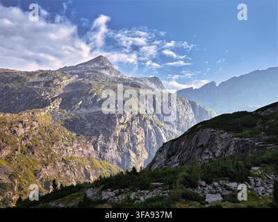 Paesaggio montano alpino roccioso nella valle di Maltatal, Austria Foto Stock