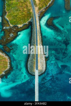 Vista aerea della strada dei ponti di Fredvang sull'acqua turchese dell'oceano Foto Stock
