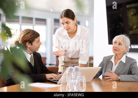 Business Partner per discutere di documenti e idee alla riunione Foto Stock