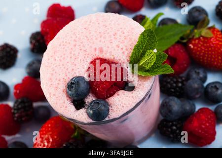 Frullato con latte e frutti di bosco Foto Stock