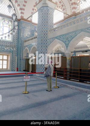 Istanbul - 24 set 2024 - fotografa che cattura dettagli intricati all'interno della moschea storica di Süleymaniye, un punto di riferimento architettonico di Istanbul. Rustem Foto Stock