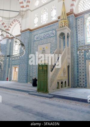 Istanbul - 24 set. 2024 - interno ornato della moschea di Ortaköy che mette in risalto le intricate piastrelle blu di Iznik, un minbar in legno intarsiato, una delicata calligrafia islamica Foto Stock
