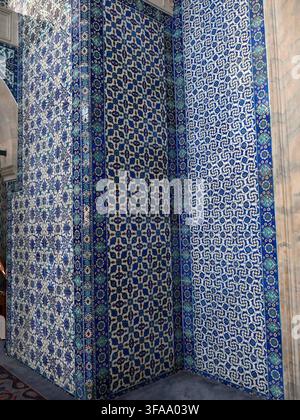Istanbul - 24 set 2024 - intricate piastrelle ottomane blu e bianche creano motivi mozzafiato sulle pareti di una moschea, mostrando il ricco patrimonio artistico Foto Stock