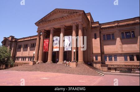 Vista frontale della Biblioteca di Stato del nuovo Galles del Sud, parte della quale è anche conosciuta come Mitchell Library, Macquarie Street, Sydney, NSW, Australia. Foto Stock