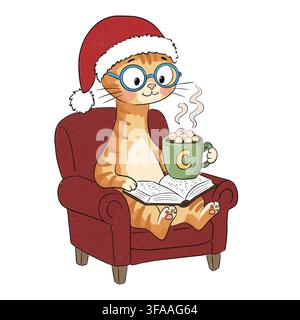 Gatto carino fulvo con cappello di Babbo Natale e occhiali blu seduto su una poltrona rossa che legge un libro e tiene una tazza di cacao Foto Stock