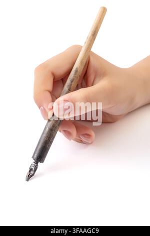 Mano che tiene una penna stilografica a punta larga per calligrafia isolata su sfondo bianco Foto Stock