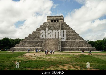 Vista frontale della piramide di El Castillo, nota anche come Tempio di Kukulcan, situata nell'antico sito archeologico Maya di Chichen Itza Foto Stock