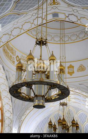 Vista interna della moschea Omar Ali Saifuddien che mostra un lampadario ornato, Bandar Seri Begawan, Brunei. Foto Stock