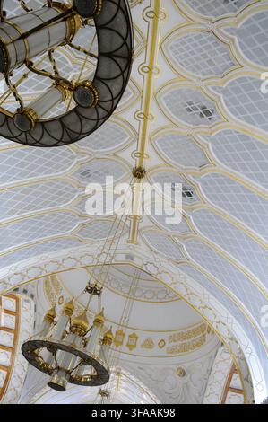 Vista interna della moschea Omar Ali Saifuddien che mostra un lampadario ornato, Bandar Seri Begawan, Brunei. Foto Stock