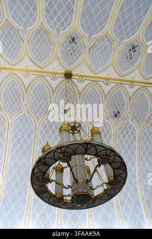 Vista interna della moschea Omar Ali Saifuddien che mostra un lampadario ornato, Bandar Seri Begawan, Brunei. Foto Stock