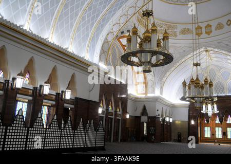 Vista interna della moschea Omar Ali Saifuddien che mostra un lampadario ornato, Bandar Seri Begawan, Brunei. Foto Stock