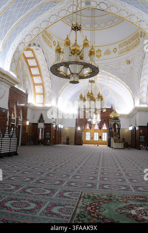 Vista interna della moschea Omar Ali Saifuddien che mostra un lampadario ornato, Bandar Seri Begawan, Brunei. Foto Stock