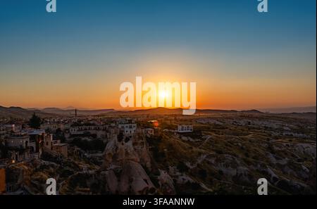 Alba sulle valli e sugli insediamenti della Cappadocia a Nevşehir, Turchia Foto Stock