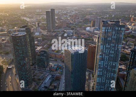 Immagine aerea di Three60 The Blade e South Tower a Manchester al tramonto Foto Stock