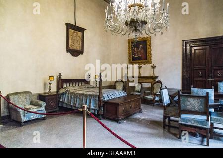 FIRENZE, ITALIA - 13 SETTEMBRE 2018: Questo è l'interno di una delle camere da letto del palazzo rinascimentale Medici Riccardi. Foto Stock
