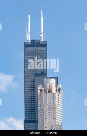 Chicago, Illinois, USA – 26 giugno 2026: cima dell’iconico Willis Tower (precedentemente Sears Tower) lungo il fiume Chicago, attualmente l’edificio più alto della città Foto Stock