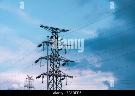 Torre elettronica sotto il cielo Foto Stock
