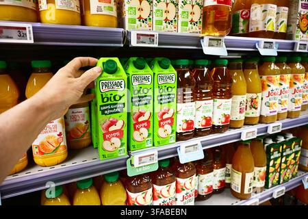 Succo Bio Label in un negozio di alimentari Foto Stock