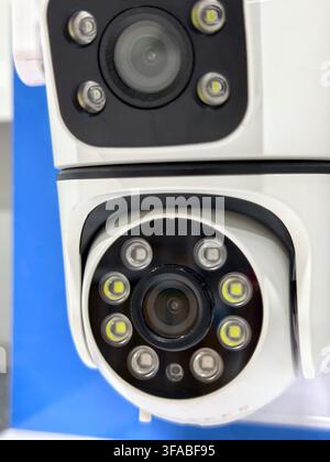 Primo piano di una moderna telecamera di sicurezza a doppio obiettivo Foto Stock