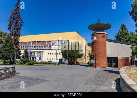 Vrnjacka Banja, Serbia - 15 agosto 2026: Centro di trattamento spa Merkur a Vrnjacka Banja, con l'impianto termale, una fonte di acqua minerale calda Foto Stock