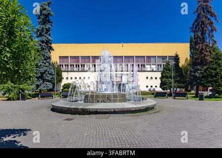 Vrnjacka Banja, Serbia - 15 agosto 2026: Centro di trattamento spa Merkur a Vrnjacka Banja, con l'impianto termale, una fonte di acqua minerale calda Foto Stock