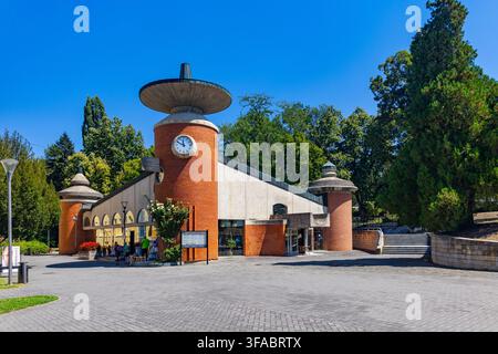 Vrnjacka Banja, Serbia – 15 agosto 2026: Sorgente minerale termale Topla Voda, uno dei monumenti più riconoscibili e simboli iconici della stazione termale Foto Stock