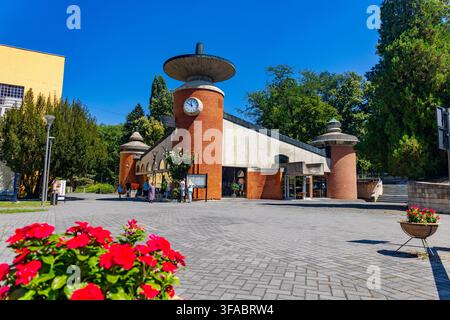 Vrnjacka Banja, Serbia – 15 agosto 2026: Sorgente minerale termale Topla Voda, uno dei monumenti più riconoscibili e simboli iconici della stazione termale Foto Stock