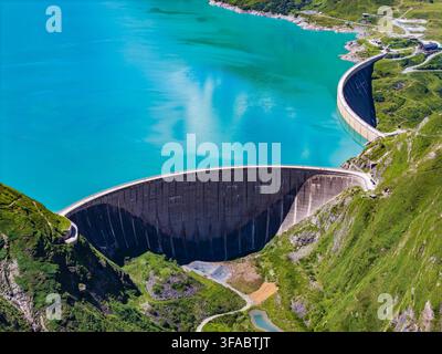 Vista aerea della diga di Stausee Mooserboden con il suo bacino turchese circondato da montagne alpine lussureggianti a Kaprun, Salisburgo, Austria. Foto Stock