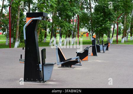 Attrezzature fitness all'aperto nel parco pubblico, nessuna persona, primo piano con spazio per la copia, ellittica, macchina per i pesi, macchinario per remare Foto Stock