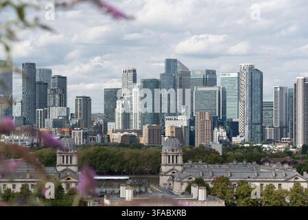 Vista del National Maritime Museum e di Canary Wharf da Greenwich, Londra, Regno Unito Foto Stock