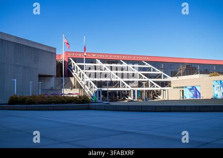 Atlanta, Georgia, Stati Uniti - 18 gennaio 2021: Vista del Georgia World Congress Center con la sua architettura distintiva a traliccio d'acciaio, facciata in vetro Foto Stock