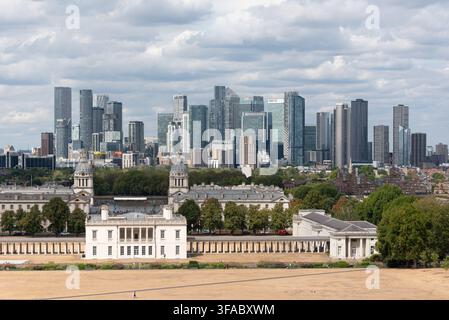 Vista del National Maritime Museum e di Canary Wharf da Greenwich, Londra, Regno Unito Foto Stock