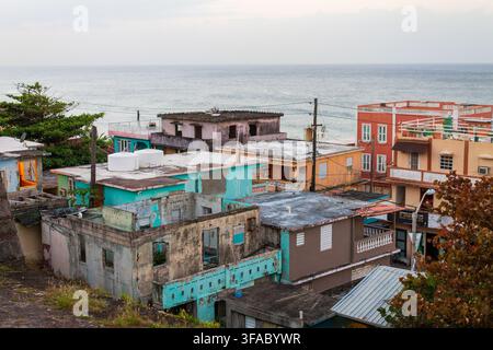 San Juan, San Juan, Portorico - 22 marzo 2014: Vista di edifici colorati e logorati nel quartiere storico di Viejo San Juan, con i Caraibi Foto Stock