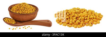 Grani di polline d'api in una ciotola di ceramica e cucchiaio isolato su sfondo bianco Foto Stock