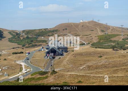 The Great Orme, Llandudno, Galles, che mostra la tramvia e le funivie per/dal Summit Cafe Foto Stock