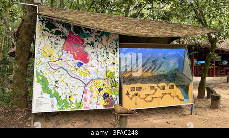 Mappa e diorama che illustrano gli strati dei tunnel delle gallerie di Cu Chi a Ho Chi Minh City, Vietnam. Foto Stock