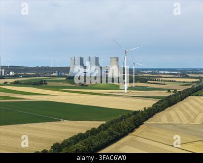 Veduta aerea della centrale elettrica RWE Power AG Kraftwerk Neurath circondata da turbine eoliche e campi agricoli a Grevenbroich, Renania Settentrionale-Vestfalia, Ge Foto Stock