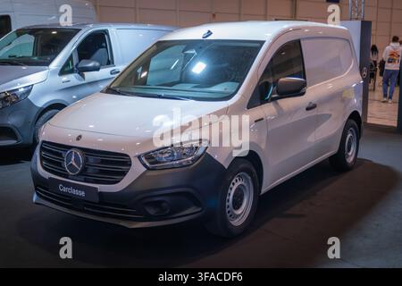 Lisbona, Portogallo - 16 maggio 2026: Furgone bianco Mercedes-Benz Citan esposto alla fiera automobilistica ECAR Show, con display posteriore, visitatori e sopracciglio visibile Foto Stock
