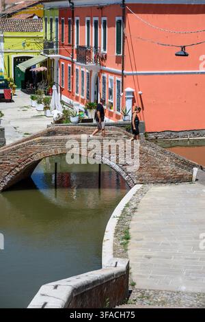 Case colorate vicino al Ponte dei Trepponti, Comacchio, Provincia di Ferrara, Emilia Romagna, Italia Foto Stock