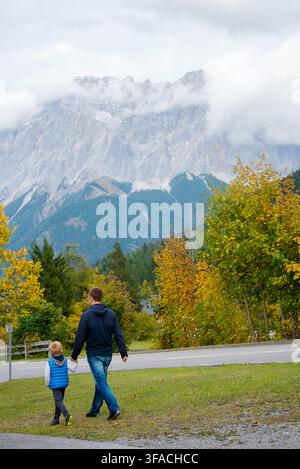 Un padre e un figlio camminano sulle montagne Foto Stock