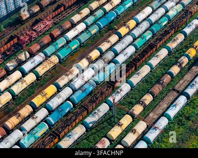 Vista aerea del deposito merci della stazione ferroviaria di Batumi con file di carri cisterna colorati e container di carico su binari paralleli a Batumi, Adjara, G Foto Stock