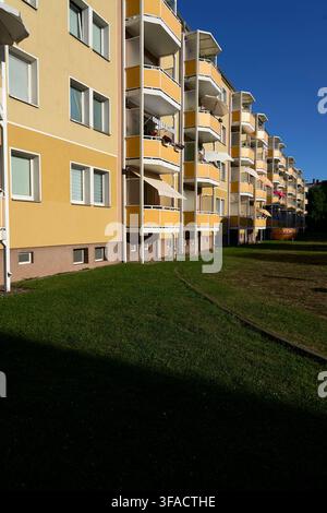 Segregazione residenziale e ristrutturazione energetica nell'ambiente urbano, architettura di appartamenti prefabbricati gialli con balconi uniformi Foto Stock