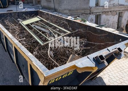 grande contenitore metallico pieno di rottami metallici e detriti da costruzione Foto Stock