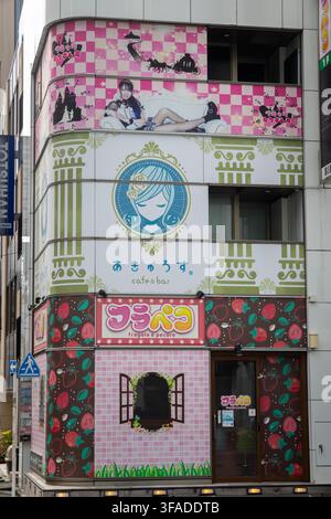 Tokyo, Giappone - 18 aprile 2026: Il bar caffè a tema cosplay Frapeco, Fragola e Pecore oubj byukdubg ub nel quartiere di Akihabara, città di Taito, Tokyo, Foto Stock