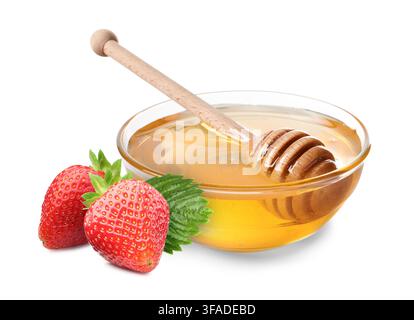 Miele dolce in ciotola di vetro e fragole fresche isolate su bianco Foto Stock