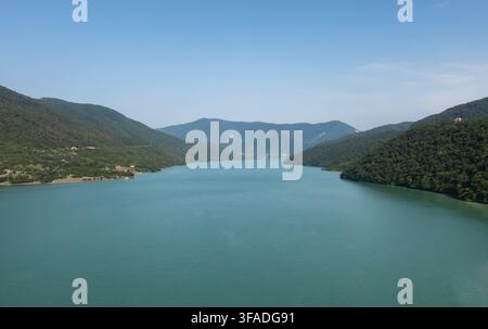 Vista panoramica del bacino di Zhinvali circondato dalle verdi montagne del Caucaso in Georgia. Foto Stock