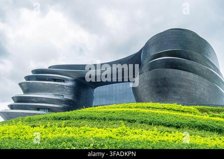 Esterno del Museo della Scienza e della Tecnologia di Shenzhen nel distretto di Guangming, progettato da Zaha Hadid Architects con un'architettura scultorea futuristica Foto Stock